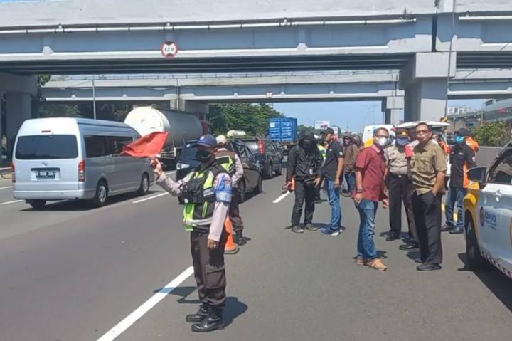 Sebelumnya petugas Jasa Marga yang tengah mengecek kondisi jalan tol, curiga setelah mencium bau rak sedap saat melintas di kilometer 7, saat di lakukan pengecekan petugas dikagetkan dengan sesosok jenazah yang diduga sudah meninggal lebih dari satu hari.