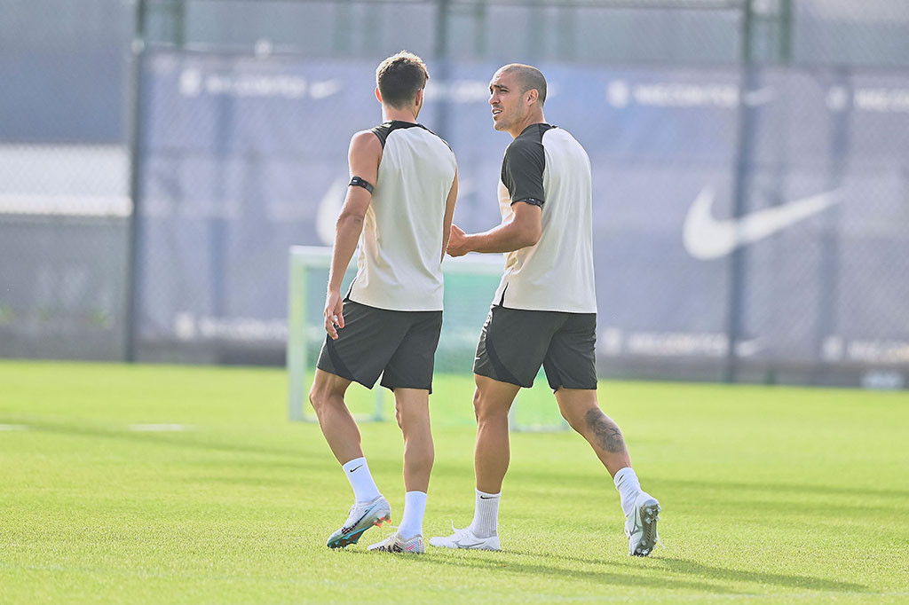 Barcelona resmi mengumumkan gelandang bertahan Oriol Romeu sebagai pemain baru dengan kontrak tiga tahun sampai 2026 dan menetapkan klausul pembelian sang pemain sebesar 400 juta euro.