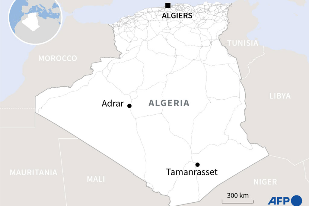 Salah satu kecelakaan paling mematikan di negara Afrika Utara dalam beberapa tahun tersebut terjadi di dekat Kota Tamanrasset, sekitar 2.000 kilometer (1.250 mil) berkendara ke selatan dari ibu kota Algiers.