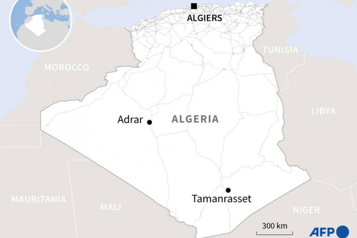 Salah satu kecelakaan paling mematikan di negara Afrika Utara dalam beberapa tahun tersebut terjadi di dekat Kota Tamanrasset, sekitar 2.000 kilometer (1.250 mil) berkendara ke selatan dari ibu kota Algiers.