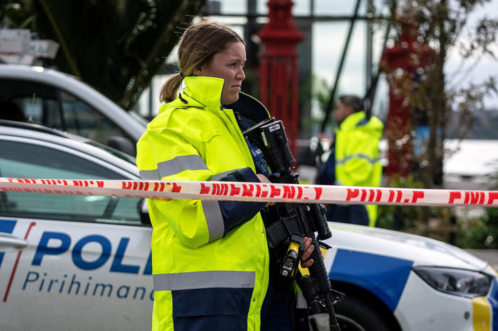 Petugas polisi berjaga-jaga di lokasi penembakan di pusat kota Auckland, Kamis, 20 Juli 2023. Seorang pria bersenjata melepaskan tembakan ke sebuah lokasi bangunan di Auckland tengah pada Kamis, 19 Juli 2023 waktu setempat, menewaskan dua orang dan pelaku.