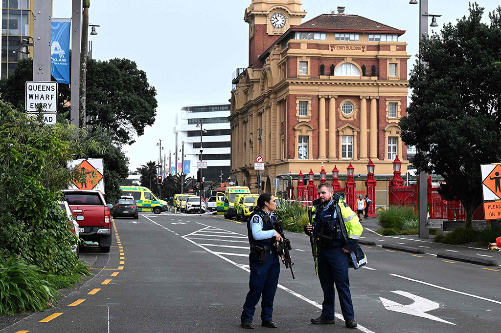 Polisi meminta orang-orang untuk menjauh sementara mereka menyelidiki keadaan darurat.
