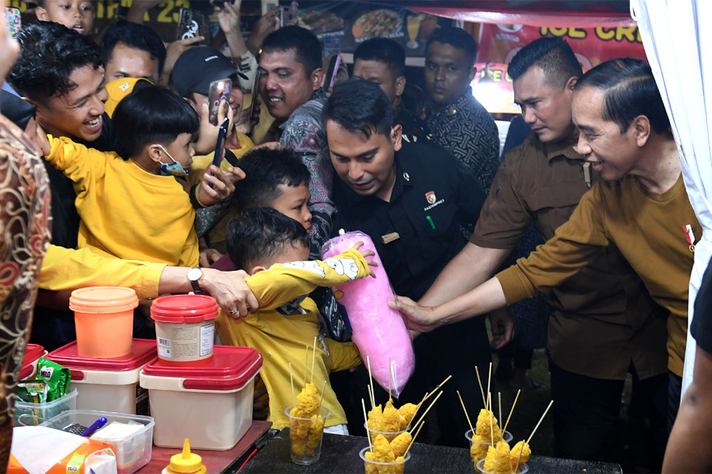 Presiden Joko Widodo menyempatkan diri membeli gulali untuk para menteri serta Gubernur Bengkulu Rohidin Mersyah yang mendampinginya menyambangi Festival Tabut di Lapangan Merdeka Kota Bengkulu, Rabu, 19 Juli 2023 malam.