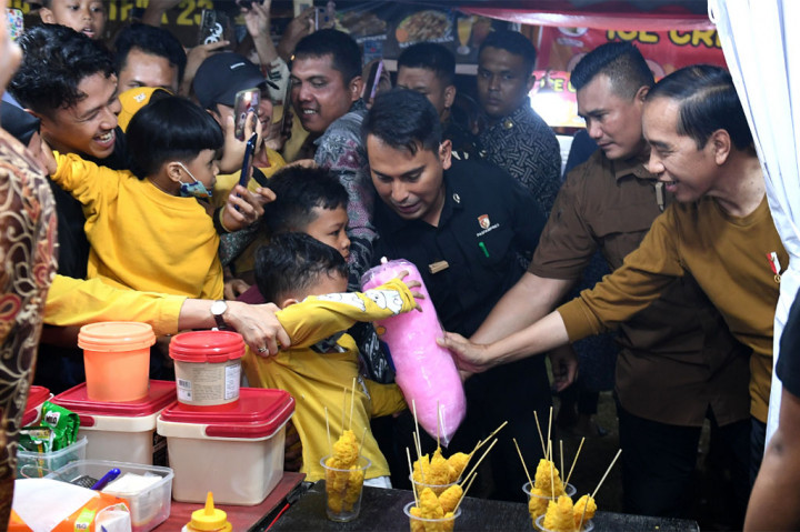 Presiden Joko Widodo menyempatkan diri membeli gulali untuk para menteri serta Gubernur Bengkulu Rohidin Mersyah yang mendampinginya menyambangi Festival Tabut di Lapangan Merdeka Kota Bengkulu, Rabu, 19 Juli 2023 malam.