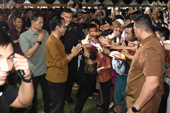 Kepala Negara yang mengenakan kaus lengan panjang berwarna cokelat tiba di lokasi Festival Tabut 2023 sekira pukul 19.15 WIB dan disambut antusias oleh warga masyarakat yang berada di sana.