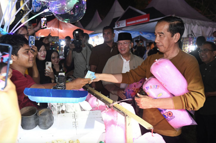 Presiden kemudian segera menyerahkan tiga lembar uang pecahan Rp50.000 kepada pedagang gulali tersebut, yang langsung menyambutnya dengan ucapan, 