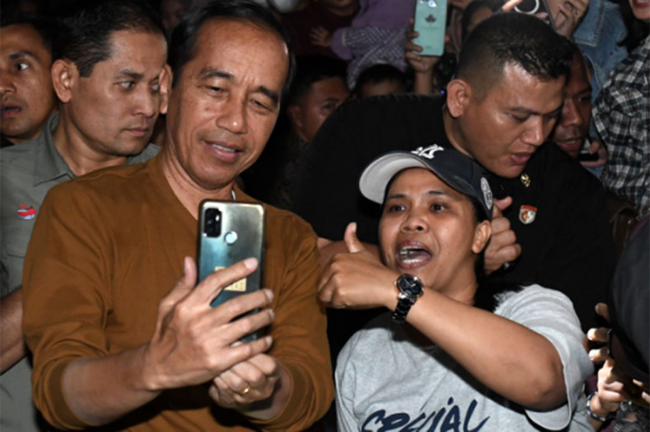 Selama berkeliling, Presiden Jokowi juga menyempatkan diri melayani permintaan swafoto sejumlah warga yang ada di lokasi Festival Tabut 2023.