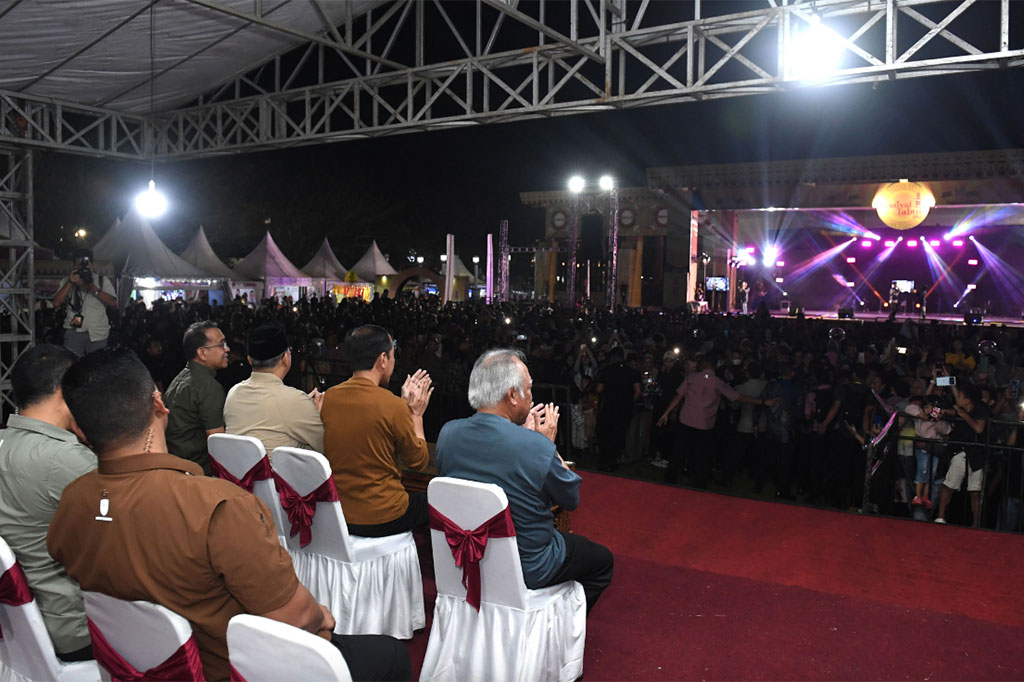 Presiden pun sempat menyimak pertunjukan alat musik Dhol yang ditampilkan siswa sekolah dasar sebagai salah satu sajian Festival Tabut 2023.