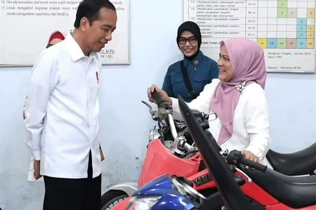 Presiden Joko Widodo berjanji memberikan kendaraan listrik ke Sekolah Menengah Kejuruan Negeri (SMKN) 2 Kabupaten Bengkulu Tengah di Provinsi Bengkulu guna mendukung kegiatan pembelajaran di sekolah tersebut.