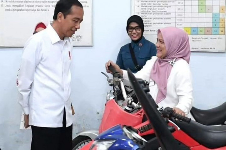 Presiden Joko Widodo berjanji memberikan kendaraan listrik ke Sekolah Menengah Kejuruan Negeri (SMKN) 2 Kabupaten Bengkulu Tengah di Provinsi Bengkulu guna mendukung kegiatan pembelajaran di sekolah tersebut.
