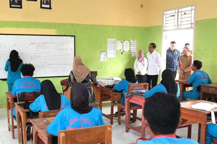 Setelah melihat kondisi fasilitas pendukung kegiatan belajar mengajar di sekolah kejuruan tersebut, Presiden menyampaikan bahwa peralatan bengkel di laboratorium otomotif SMKN 2 Bengkulu Tengah kurang memadai.