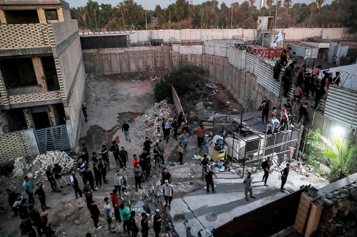 Serangan itu terjadi setelah polisi Swedia mengizinkan pertemuan pada hari Kamis di luar Kedutaan Irak di Stockholm, di mana penyelenggara berencana membakar salinan Alquran serta bendera Irak. Media Swedia melaporkan bahwa Salman Momika, seorang pengungsi Irak di Swedia, telah menyelenggarakan acara tersebut.