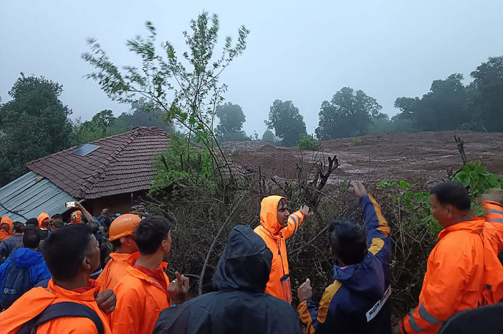 Pasukan Tanggap Bencana Nasional (NDRF) India memeriksa lokasi tanah longsor di Desa Irshalwadi, Distrik Raigad, negara bagian Maharashtra, India. 