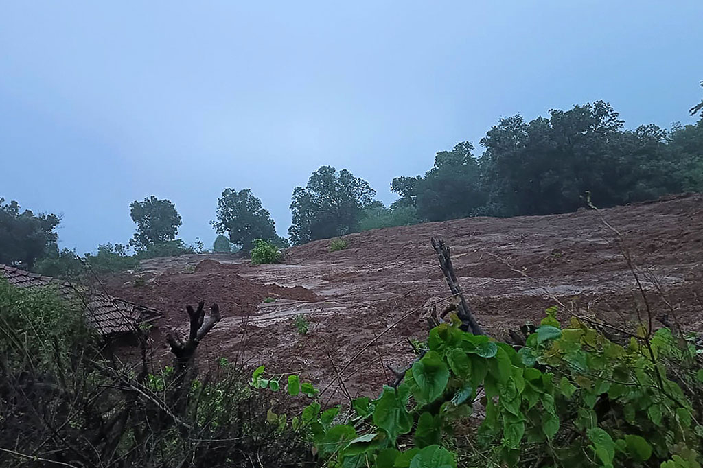 Sedikitnya 10 orang tewas dan puluhan lainnya dikhawatirkan terperangkap setelah tanah longsor yang dipicu oleh hujan lebat menghantam desa di negara bagian Maharashtra, India.