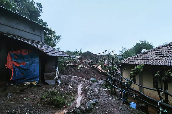 Petugas polisi Harish Kalsekar mengatakan kepada AFP bahwa hampir 50 orang dikhawatirkan masih terkubur di bawah reruntuhan. “Hujan dan medannya berbukit, sehingga alat berat tidak bisa dipindahkan ke sana,” kata Kalsekar.