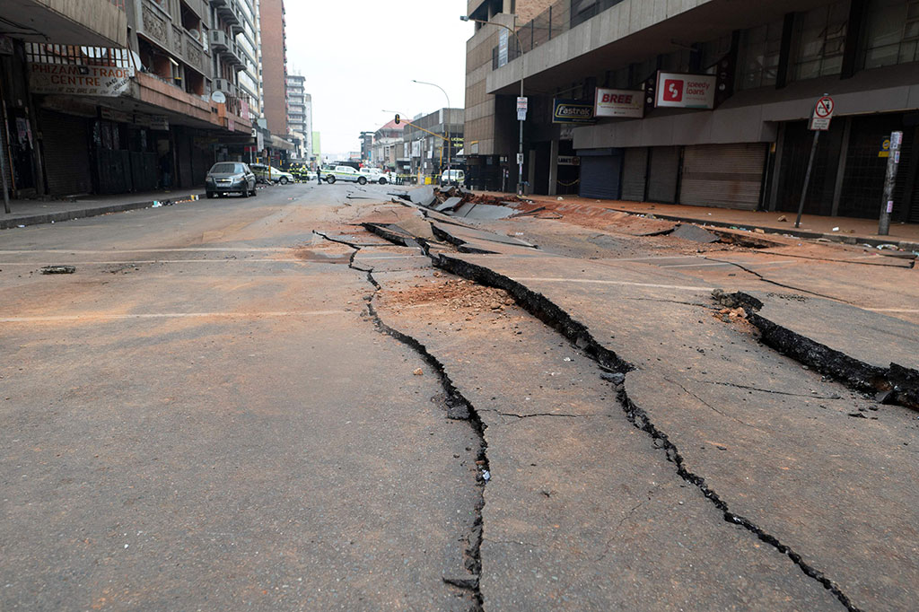 Layanan darurat awalnya menyalahkan pipa gas bawah tanah, tetapi perusahaan Egoli Gas mengatakan tidak mungkin ledakan disebabkan oleh pipa gas atau kebocoran. Ledakan mengakibatkan retaknya aspal dan menjungkirbalikkan kendaraan.
