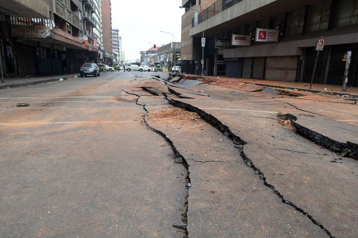 Layanan darurat awalnya menyalahkan pipa gas bawah tanah, tetapi perusahaan Egoli Gas mengatakan tidak mungkin ledakan disebabkan oleh pipa gas atau kebocoran. Ledakan mengakibatkan retaknya aspal dan menjungkirbalikkan kendaraan.