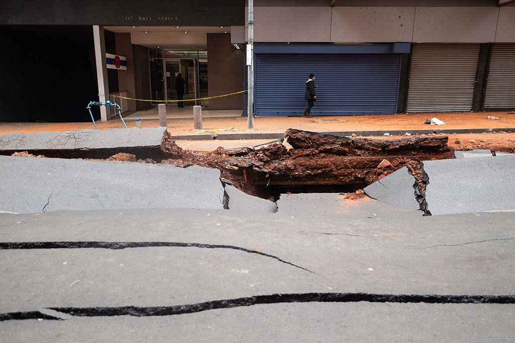 Menurut Lesufi, empat puluh satu orang terluka, termasuk dua dalam kondisi kritis, sembilan luka berat dan 30 luka ringan. Dia mengatakan penyelidikan awal tidak mengungkapkan penyebab ledakan itu. 