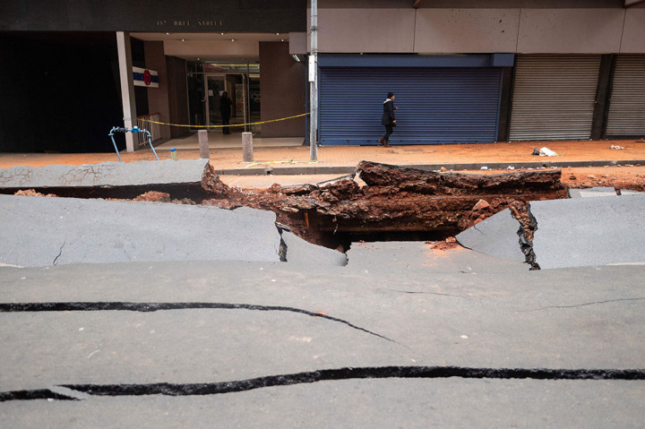 Menurut Lesufi, empat puluh satu orang terluka, termasuk dua dalam kondisi kritis, sembilan luka berat dan 30 luka ringan. Dia mengatakan penyelidikan awal tidak mengungkapkan penyebab ledakan itu. 