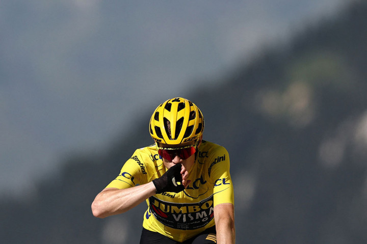 Vingegaard kini memperlebar jaraknya sebagai pemegang kaus kuning dengan margin tujuh menit 35 detik atas Pogacar dan rekan satu timnya di UAE Emirates Adam Yates di tempat ketiga dengan jarak 10 menit 45 detik, demikian laman resmi Tour.