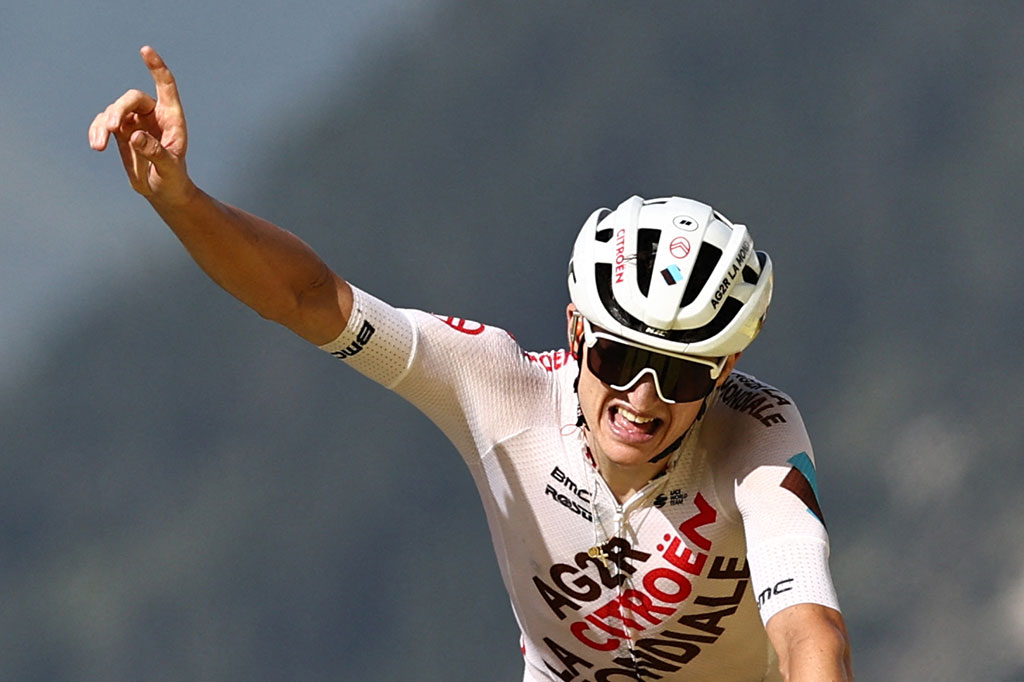 Sementara itu Felix Gall memenangi etape 17 setelah bertarung menaklukkan rute tanjakan Alpine sepanjang 69km dan finis di Courchevel.