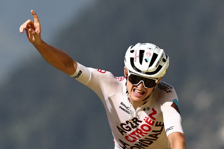 Sementara itu Felix Gall memenangi etape 17 setelah bertarung menaklukkan rute tanjakan Alpine sepanjang 69km dan finis di Courchevel.