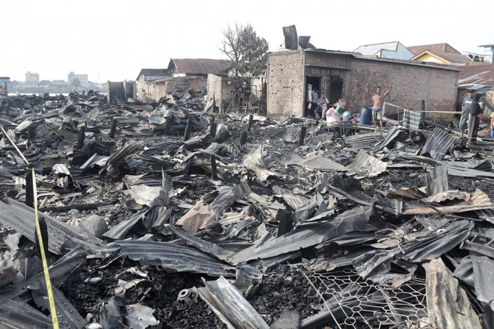 Puluhan rumah di kawasan 36 Ilir Palembang hangus dilalap api, Rabu, 19 Juli 2023 siang. Diketahui, ada 24 tempat tinggal milik warga yang terbakar habis. Api sendiri diduga karena kebocoran tabung gas.