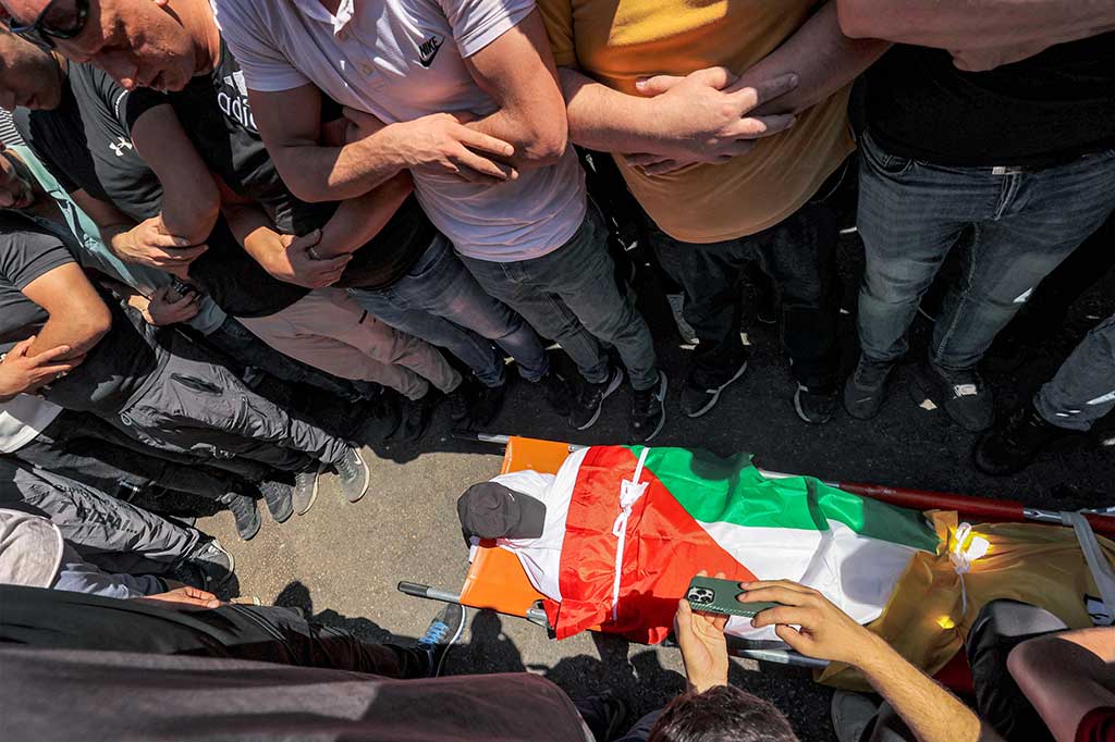 Para saksi mengatakan kepada AFP bahwa tentara sedang mengawal sekelompok orang Israel ke sebuah situs keagamaan dekat Nablus ketika puluhan orang Palestina membakar ban dan melemparkan alat peledak dan batu ke arah tentara.