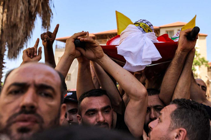Orang-orang Israel menuju ke Makam Yusuf, diyakini sebagai tempat peristirahatan terakhir dari patriark alkitabiah Yusuf, tempat kekerasan reguler di Tepi Barat, dan dipuja sebagai tempat suci.