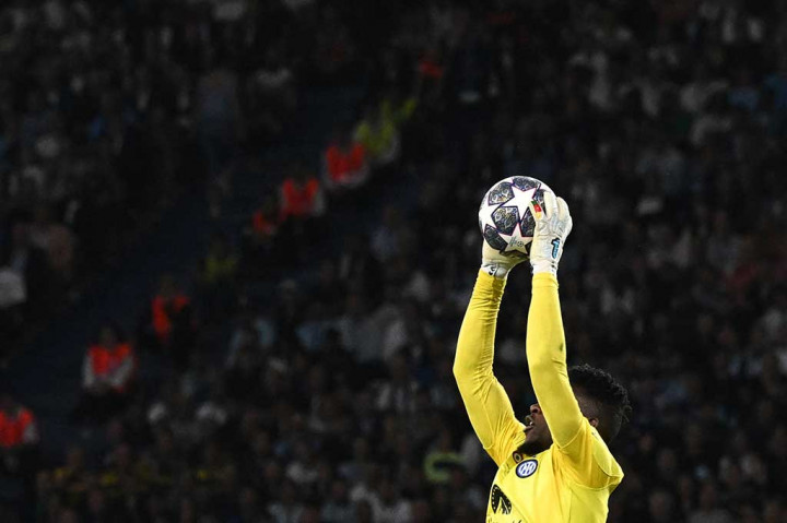 Dia adalah rekrutan kedua United di musim panas setelah gelandang Inggris Mason Mount tiba dari Chelsea pada awal Juli dengan harga awal £55 juta.