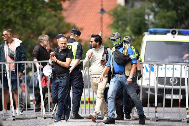 Pada akhir Juni, pria berusia 37 tahun itu memicu kemarahan umat muslim setelah menginjak Alquran dan meletakkan potongan daging asap di atasnya sebelum membakar, kemudian membanting dan menendangnya seperti bola.