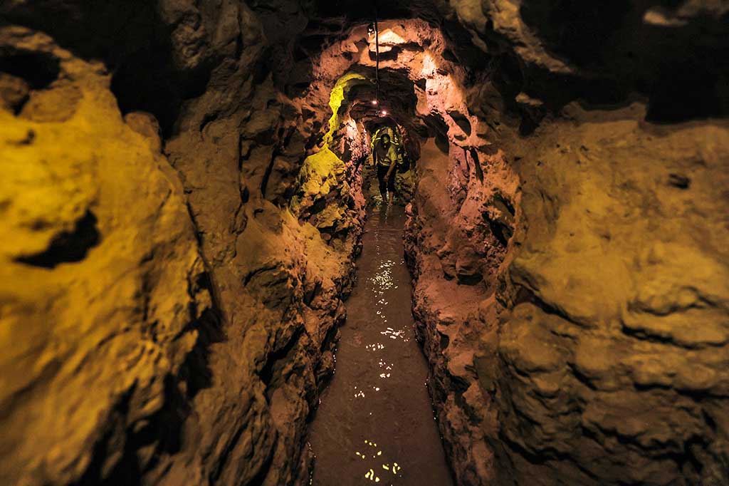 Orang-orang mengunjungi Qanat (saluran air bawah tanah) Zarch yang tergantung di lokasi di pusat kota Yazd, Iran pada 3 Juli 2023.