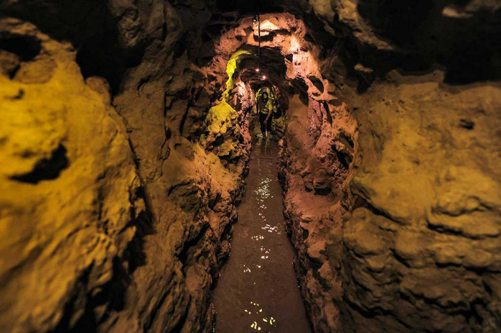 Orang-orang mengunjungi Qanat (saluran air bawah tanah) Zarch yang tergantung di lokasi di pusat kota Yazd, Iran pada 3 Juli 2023.