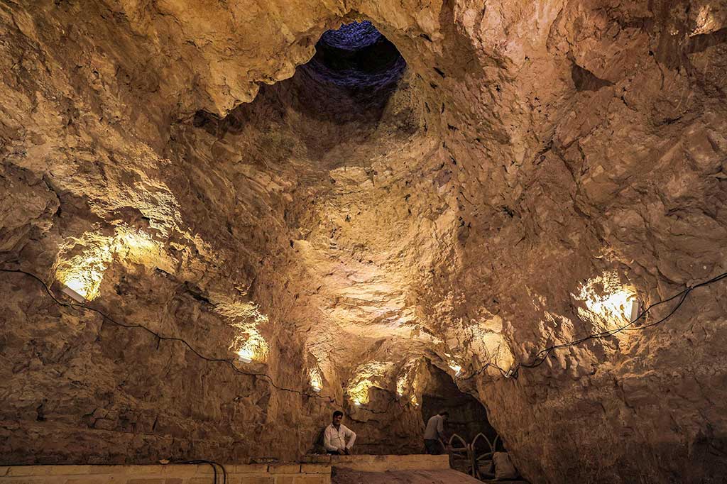 Fitur arsitektur berkelanjutan di kota kuno Yazd Iran adalah sistem saluran air bawah tanah yang disebut qanat, yang mengangkut air dari sumur bawah tanah, akuifer, atau pegunungan. 