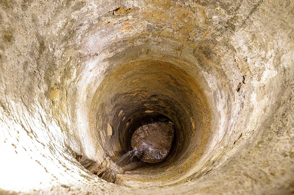 Iran diperkirakan memiliki sekitar 33.000 qanat yang masih beroperasi hingga hari ini.