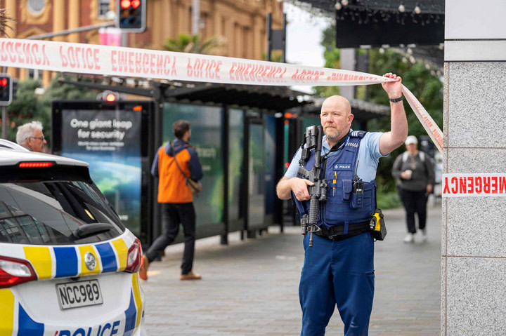 Seorang pria bersenjata melepaskan tembakan ke sebuah lokasi bangunan di Auckland tengah pada Kamis, 19 Juli 2023 waktu setempat, menewaskan dua orang dan pelaku.