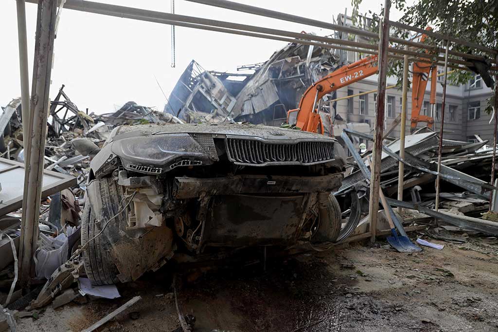 Dalam pesan Telegram, Presiden Ukraina Volodymyr Zelenskyy mengatakan Rusia terus menghancurkan kehidupan negaranya, seraya menambahkan bahwa tidak ada rudal yang lebih kuat dari keteguhan mereka menyelamatkan nyawa, mendukung satu sama lain dan menang.