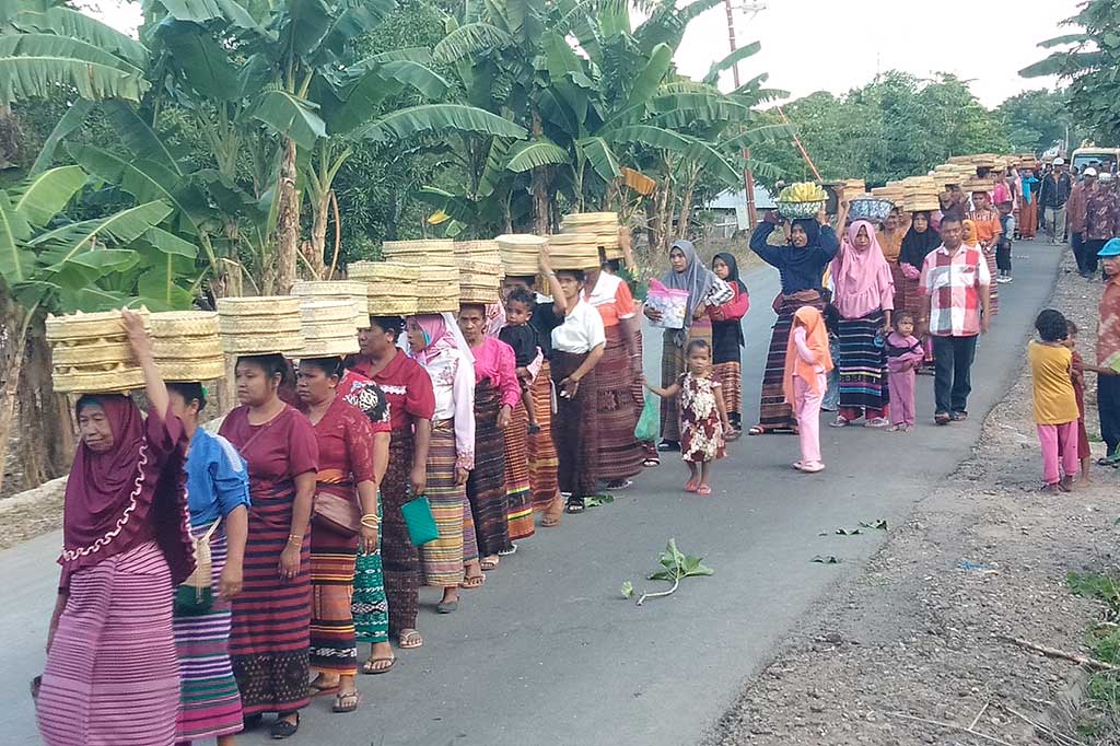 Ritual ini dimulai dengan mengarak calon mempelai perempuan ke rumah keluarga pria, lokasi di gelarnya syukuran pernikahan. Arak-arakan warga itu mencapai puluhan meter. Ritual inti itu berujung pada penyerahan kunci Lemari dan peti yang dibawa pihak perempuan serta tukar menukar sirih pinang antara perwakilan keluarga calon pengantin pria dan wanita.
