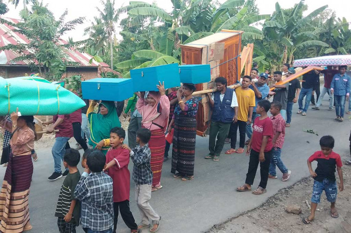 Seperti yang disaksikan Media Indonesia, Kamis, 20 Juli 2023, di Desa Kauhua, Kecamatan Omesuri, Lembata, pernikahan menurut tradisi adat setempat antara Nasanti Laibeteq, warga Desa Benihading II dan Surwa Maumude, warga Desa Kaohua, berlangsung dalam suasana gegap gempita dengan melibatkan ribuan masyarakat adat setempat.