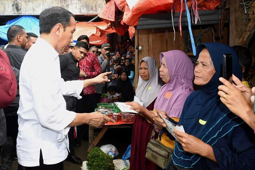 Dalam kesempatan tersebut, Presiden Jokowi turut membagikan sejumlah bantuan tunai serta sembako kepada para pedagang di Pasar Purwodadi.