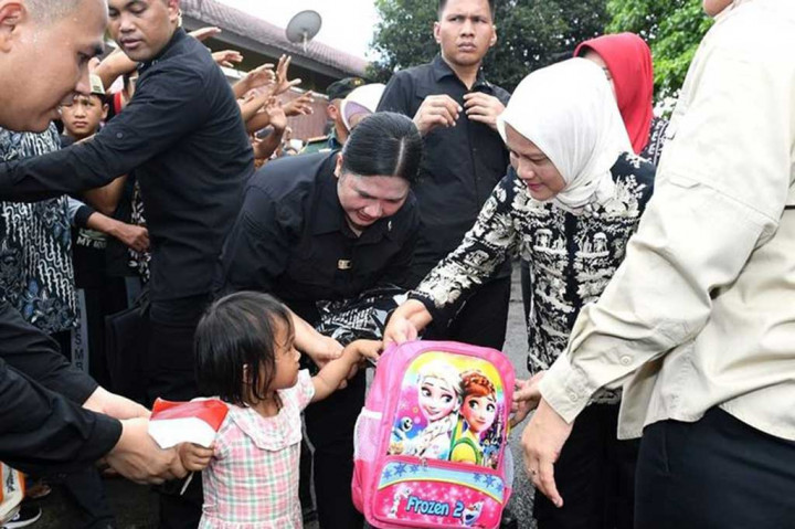 Sementara Ibu Iriana membagikan bingkisan tas berwarna merah muda kepada ibu-ibu dan anak-anak yang ada di pasar tersebut.