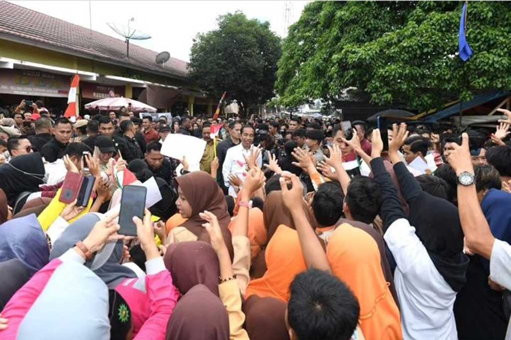 Presiden Joko Widodo didampingi Ibu Iriana Joko Widodo berkunjung ke Pasar Purwodadi, Kabupaten Bengkulu Utara, Provinsi Bengkulu, pada Jumat, 21 Juli 2023.  Kunjungan tersebut dilakukan Kepala Negara dalam rangka meninjau langsung rancangan revitalisasi pasar pascakebakaran pada April 2021 yang lalu.