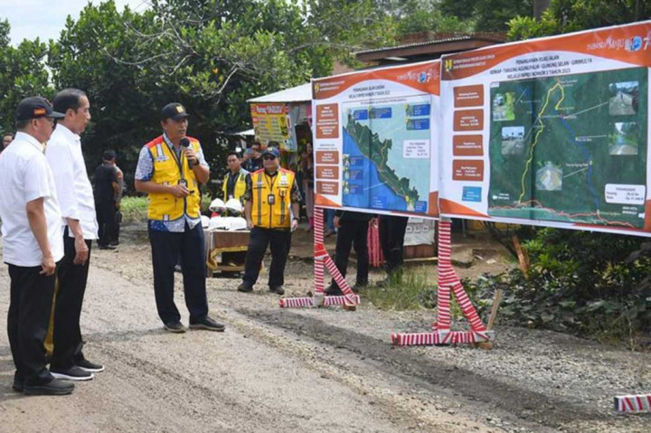 Presiden Joko Widodo meninjau Jalan Inpres Jalur Kerkap-Tanjung Agung Pali, di Kabupaten Bengkulu Utara dalam kunjungan kerjanya ke Provinsi Bengkulu pada Jumat, 21 Juli 2023. Dalam kunjungan tersebut, Presiden memastikan bahwa perbaikan infrastruktur jalan nasional, provinsi, dan kabupaten di Provinsi Bengkulu sudah dimulai.