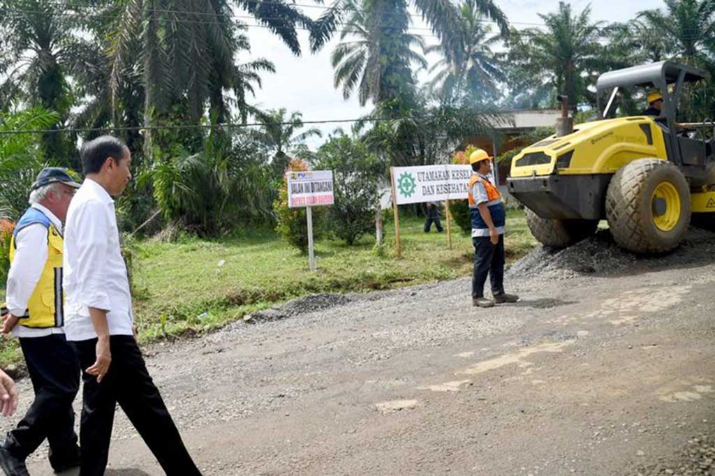 “Tentang jalan yang rusak khusus di Provinsi Bengkulu memang di jalan nasional yang belum mantap artinya masih rusak itu 10 persen, jalan provinsi kira-kira 40 persen yang belum mantap, jalan kabupaten juga sama 40 persen,” tutur Presiden.