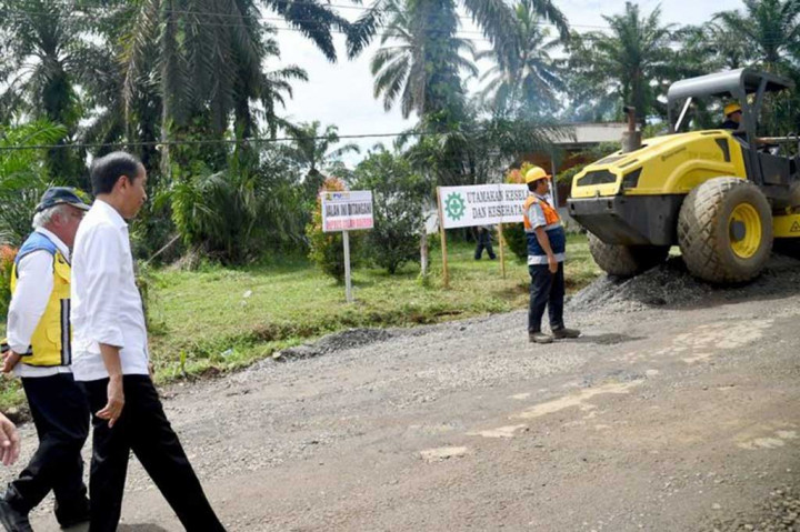 “Tentang jalan yang rusak khusus di Provinsi Bengkulu memang di jalan nasional yang belum mantap artinya masih rusak itu 10 persen, jalan provinsi kira-kira 40 persen yang belum mantap, jalan kabupaten juga sama 40 persen,” tutur Presiden.