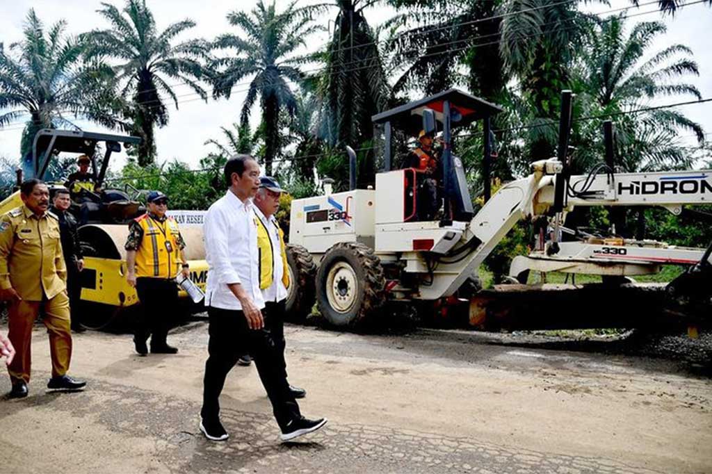 Kepala Negara menuturkan bahwa saat ini pemerintah pusat tengah memulai perbaikan infrastruktur jalan rusak di Provinsi Bengkulu. Presiden menyebut bahwa pemerintah masih akan menambah sejumlah ruas jalan yang masih perlu diperbaiki.