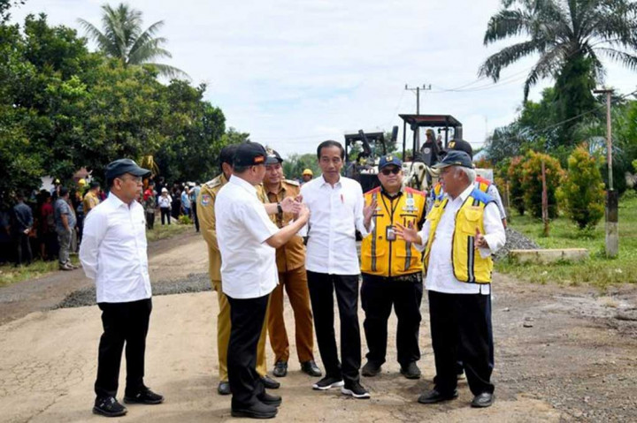 Selanjutnya, Presiden Jokowi menyampaikan bahwa perbaikan infrastruktur jalan tidak hanya dilakukan di Provinsi Bengkulu, tetapi juga di provinsi lainnya. Presiden mengatakan, perbaikan infrastruktur jalan tersebut sudah berjalan di akhir Juli. “Ini tidak hanya berlaku di Provinsi Bengkulu, semuanya sudah kita harapkan di 32 provinsi sudah berjalan di akhir Juli,” ucapnya.