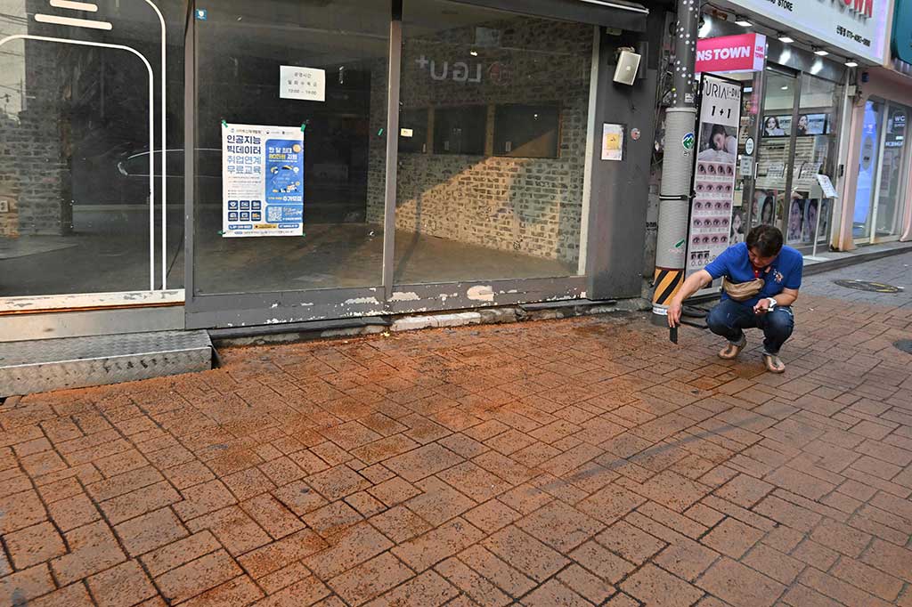 Kantor Berita Yonhap melaporkan bahwa serangan itu terjadi di dekat Pintu Keluar 4 stasiun kereta bawah tanah pada pukul 14:07 (0507 GMT).