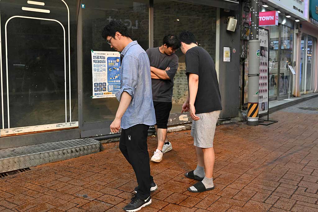 Video yang diposting di saluran YouTube stasiun televisi lokal YTN menunjukkan petugas tanggap darurat berjubah oranye berlari menuju lokasi kejadian sambil membawa tandu. ?