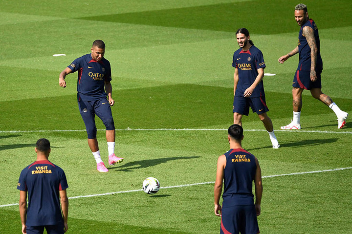 Skuad berisi 29 pemain yang terbang ke timur pada hari Sabtu akan mencakup adik laki-laki Mbappe, Ethan Mbappe yang berusia 16 tahun serta superstar klub yang tersisa Neymar.